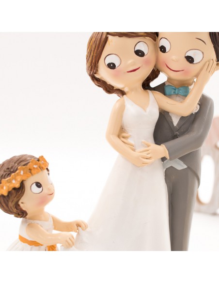 Figura novios tarta con niña llevando la cola de novia y niña con cesta de  pétalos